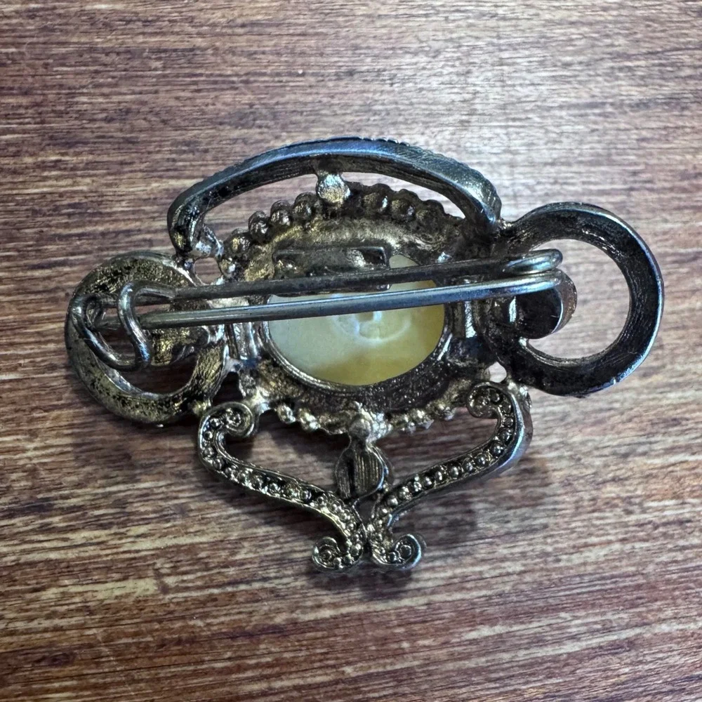 Vintage Style Faux Pearl Brooch Silver Tone Victorian Scroll Openwork‎ Pin 9g